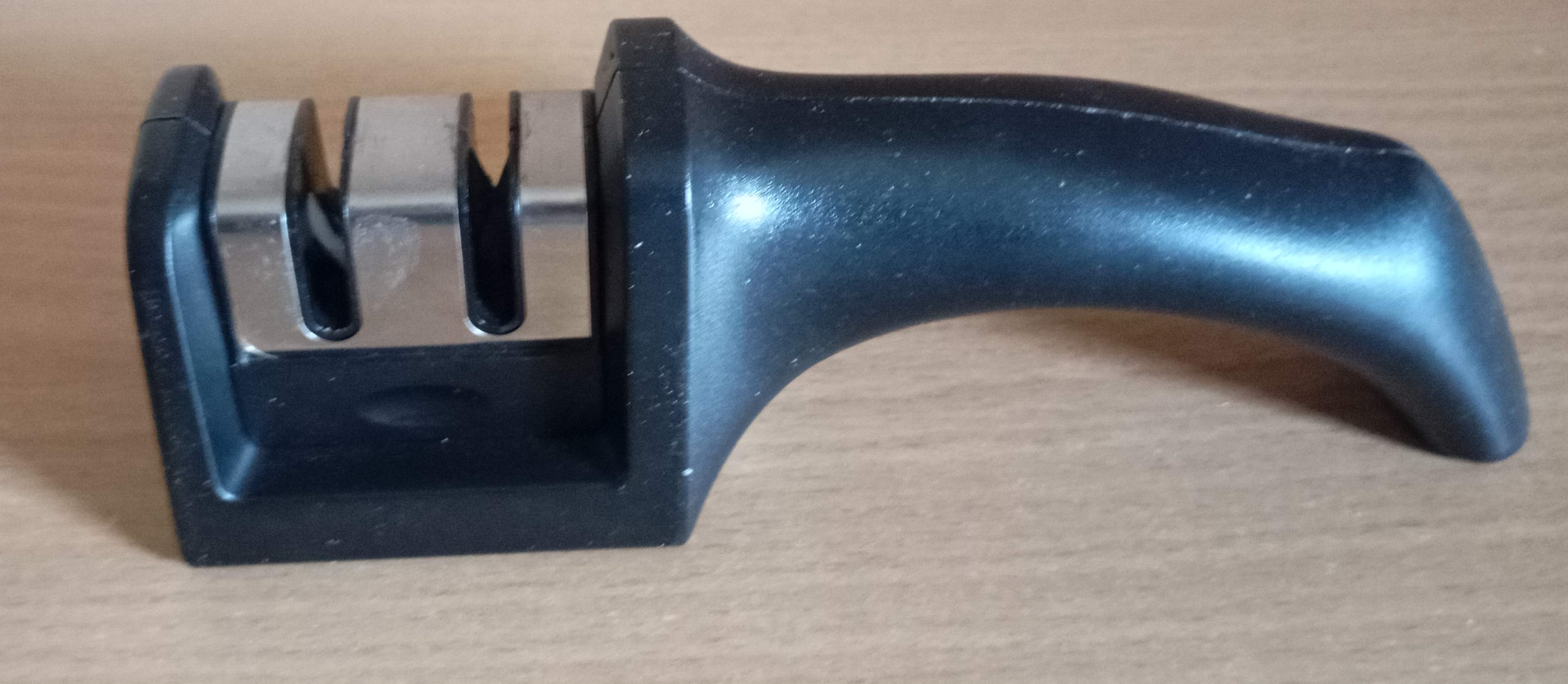 Aiguiseur de couteaux robuste noir  19 cm